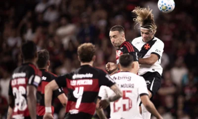 Jogadores de Flamengo e Vasco disputam bola pelo alto em clássico pelo Brasileirão 2026