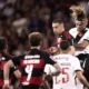 Jogadores de Flamengo e Vasco disputam bola pelo alto em clássico pelo Brasileirão 2026