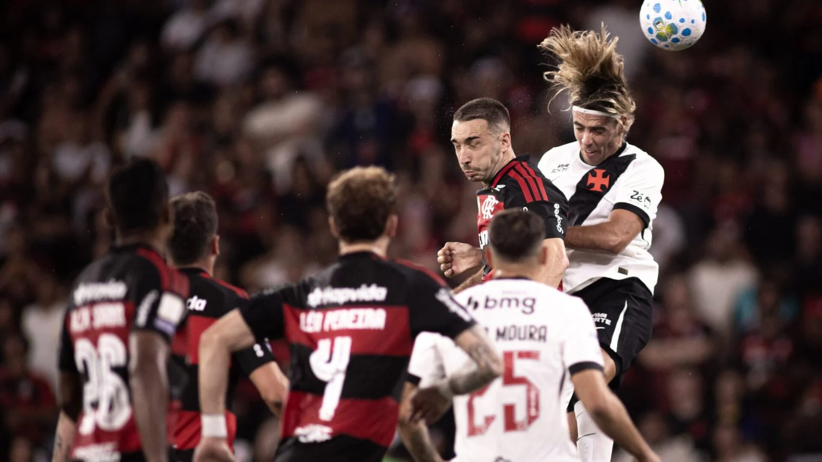Jogadores de Flamengo e Vasco disputam bola pelo alto em clássico pelo Brasileirão 2026