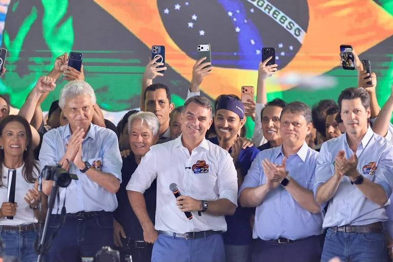 Flávio Bolsonaro em evento político durante articulações do segundo turno de 2026