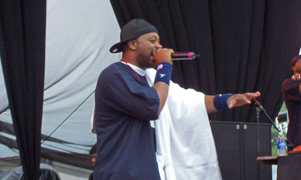 Ghostface Killah canta ao microfone no Virgin Festival de 2007