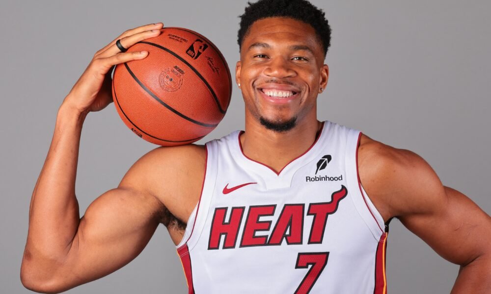 Giannis Antetokounmpo com a camisa do Miami Heat no Media Day 2026