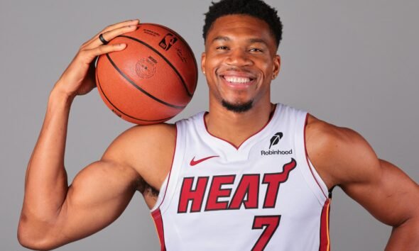 Giannis Antetokounmpo com a camisa do Miami Heat no Media Day 2026