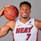 Giannis Antetokounmpo com a camisa do Miami Heat no Media Day 2026