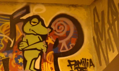 Grafite colorido com a assinatura Família de Rua registrado no Duelo de MCs, em Belo Horizonte