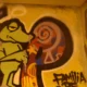 Grafite colorido com a assinatura Família de Rua registrado no Duelo de MCs, em Belo Horizonte