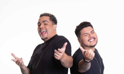 Igão e Mítico do Podpah lado a lado em imagem promocional de divulgação, fotografados diante de fundo claro.