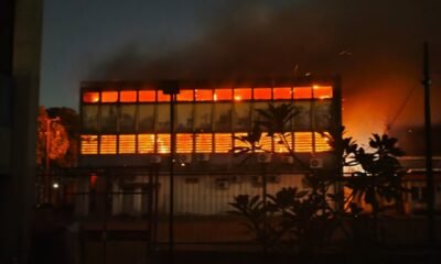 Prédio da UFPE em chamas durante incêndio no Campus Recife em 7 de outubro de 2026