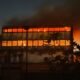 Prédio da UFPE em chamas durante incêndio no Campus Recife em 7 de outubro de 2026