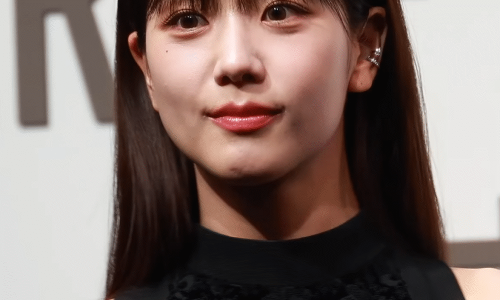 JISOO do BLACKPINK em evento de moda em abril de 2025; foto de arquivo de K-POPIT licenciada em CC BY 3.0