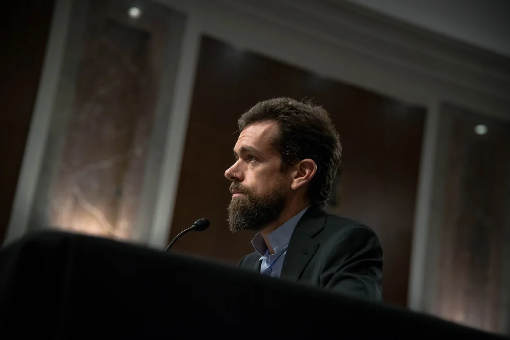 Jack Dorsey, de barba, em encontro em Washington em 2018