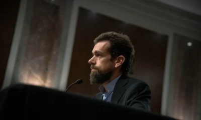 Jack Dorsey, de barba, em encontro em Washington em 2018