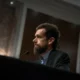 Jack Dorsey, de barba, em encontro em Washington em 2018
