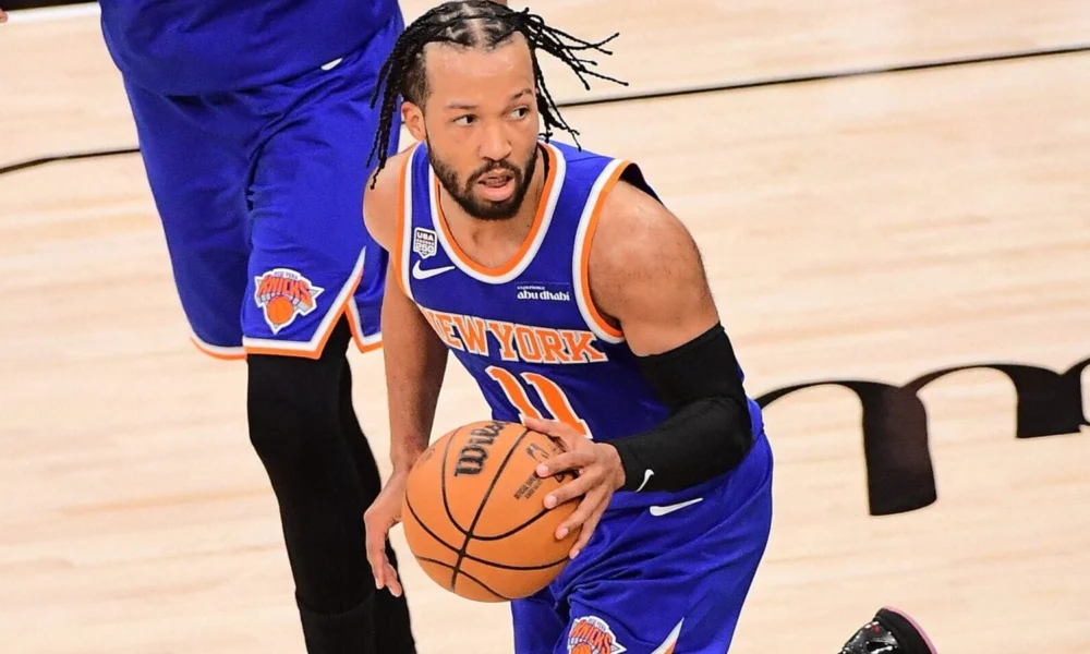 Jalen Brunson conduz a bola com o uniforme azul do New York Knicks