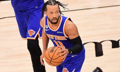Jalen Brunson conduz a bola com o uniforme azul do New York Knicks