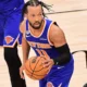 Jalen Brunson conduz a bola com o uniforme azul do New York Knicks