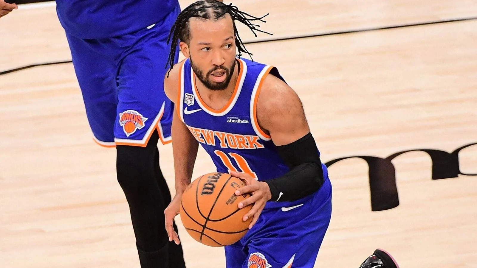 Jalen Brunson conduz a bola com o uniforme azul do New York Knicks