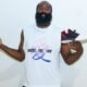 James Harden segura o tênis adidas Harden Vol. 1 Pioneer relançado em 2026