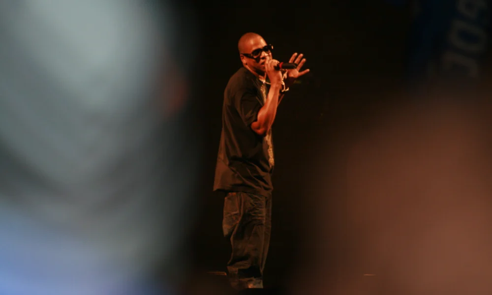 Jay-Z se apresenta no palco do Glastonbury Festival em 2008
