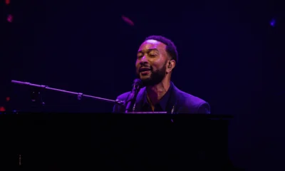 John Legend canta ao piano sob luz roxa no Montreux Jazz Festival de 2026