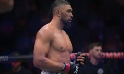 Johnny Walker no octógono do UFC antes da luta, com luvas e calção do evento