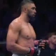 Johnny Walker no octógono do UFC antes da luta, com luvas e calção do evento