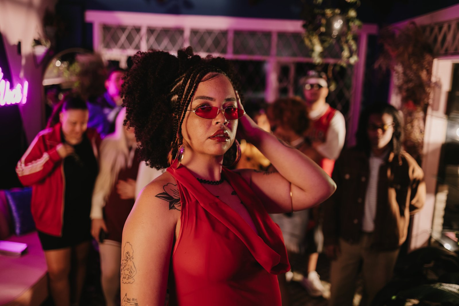 Karolli MC em foto de divulgação do clipe B.A.N.D.I.D.A