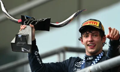 Kimi Antonelli sorri e ergue o troféu no pódio do GP dos Estados Unidos de F1 2026