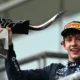 Kimi Antonelli sorri e ergue o troféu no pódio do GP dos Estados Unidos de F1 2026
