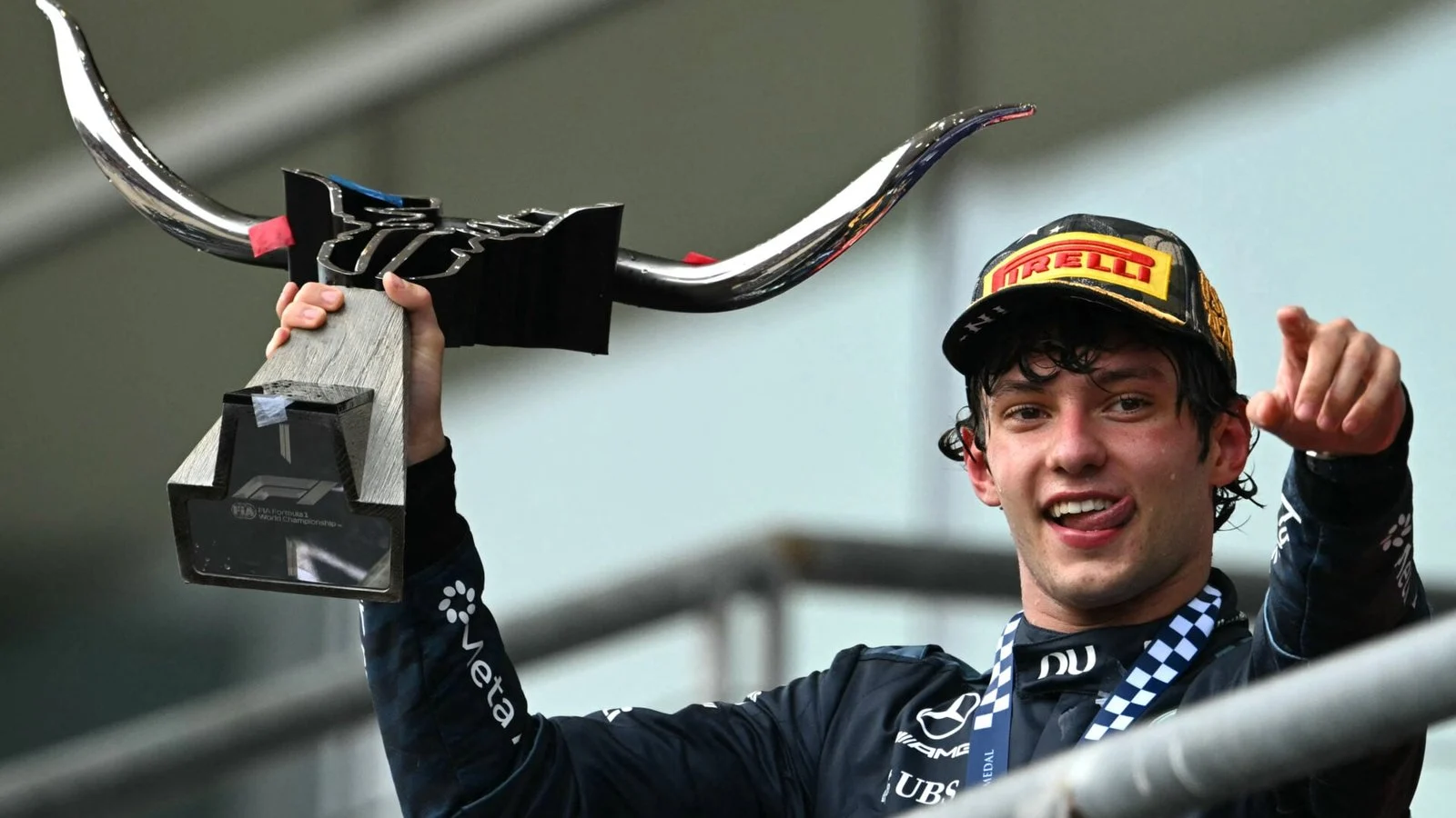 Kimi Antonelli sorri e ergue o troféu no pódio do GP dos Estados Unidos de F1 2026