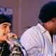 LEALL, de camisa branca, ao lado de Sain, que canta ao microfone, na gravação do SALA da Podpah Records