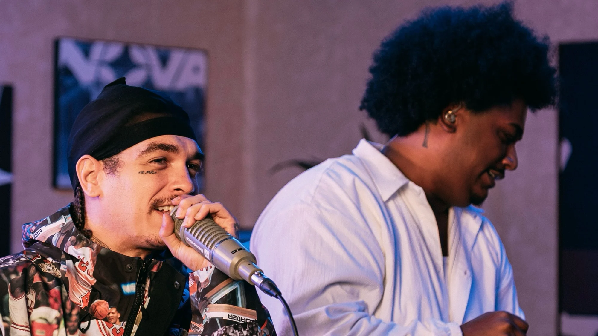 LEALL, de camisa branca, ao lado de Sain, que canta ao microfone, na gravação do SALA da Podpah Records