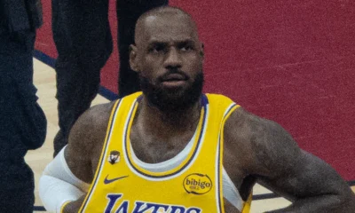 LeBron James com o uniforme amarelo do Los Angeles Lakers em jogo da NBA em janeiro de 2026