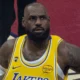 LeBron James com o uniforme amarelo do Los Angeles Lakers em jogo da NBA em janeiro de 2026