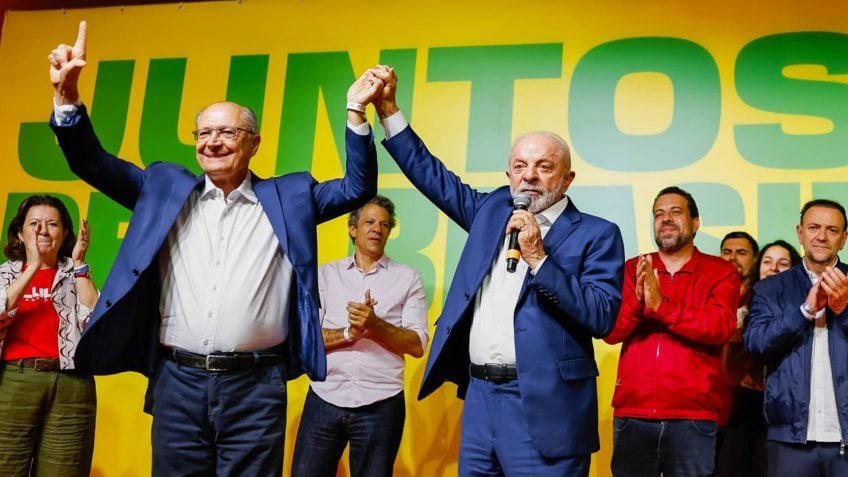 Lula e Geraldo Alckmin durante evento após o primeiro turno das eleições de 2026