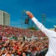 Lula, de chapéu e camisa branca, acena para multidão de apoiadores no lançamento da campanha de 2026
