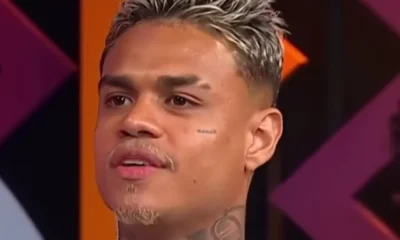MC Cabelinho, de cabelo descolorido, durante gravação para o Multishow em maio de 2023