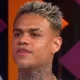 MC Cabelinho, de cabelo descolorido, durante gravação para o Multishow em maio de 2023
