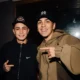 MC Hariel e o rapper argentino Milo J posam juntos, de boné, em foto de setembro de 2026