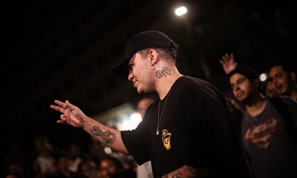 MT Freestyle na Batalha do Coliseu usando camiseta da Rap Growing
