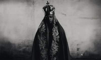 Major RD com coroa e manto em foto de divulgação do álbum ALFA