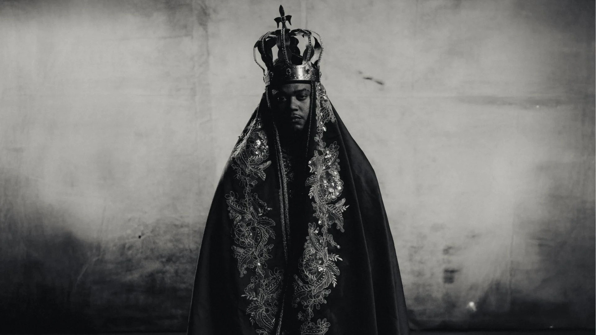 Major RD com coroa e manto em foto de divulgação do álbum ALFA