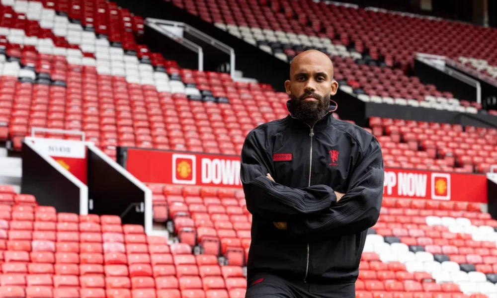 Bryan Mbeumo veste peça da coleção Manchester United x adidas SPZL F.C.