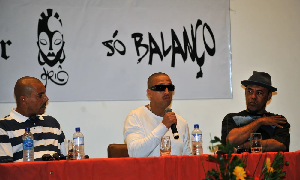Mano Brown, Dexter e GOG lado a lado em encontro sobre ressocialização pela cultura hip-hop, em 2011