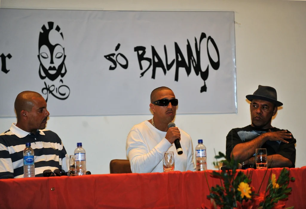 Mano Brown, Dexter e GOG lado a lado em encontro sobre ressocialização pela cultura hip-hop, em 2011