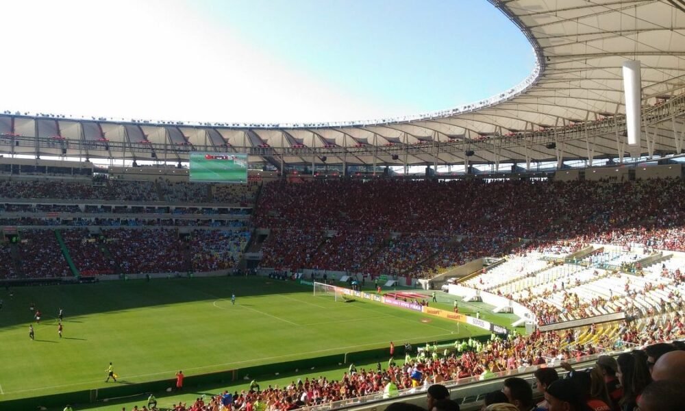 Torcida e campo do Maracanã em jogo do Flamengo de 2016, fotografia de arquivo usada para contextualizar o debate sobre bets no STF.