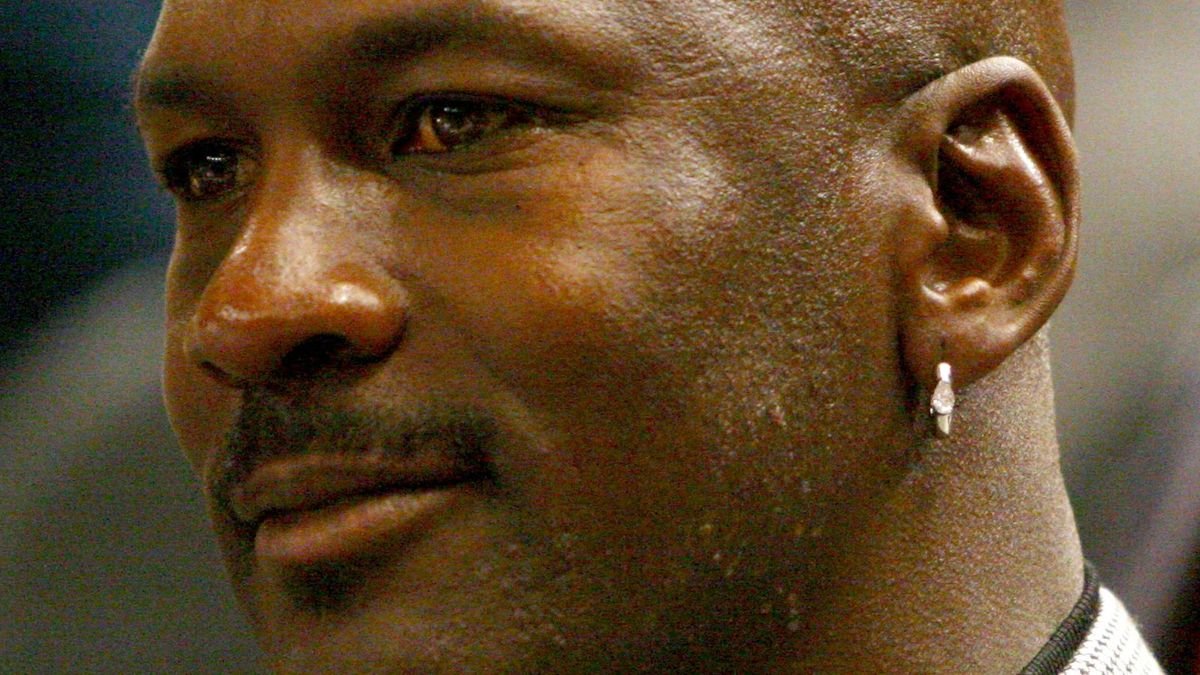Michael Jordan em quadra em 2006, foto de arquivo contextual sobre a Jordan Brand