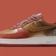 Tênis Nike Air Force 1 Burnt Sunrise de NIGO e j-hope em laranja e dourado metálico