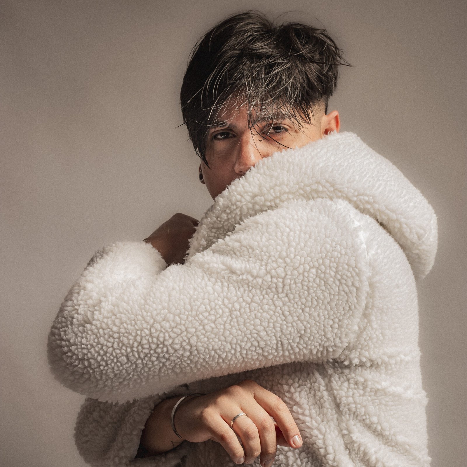NYL em foto de divulgação do álbum Divino R&B