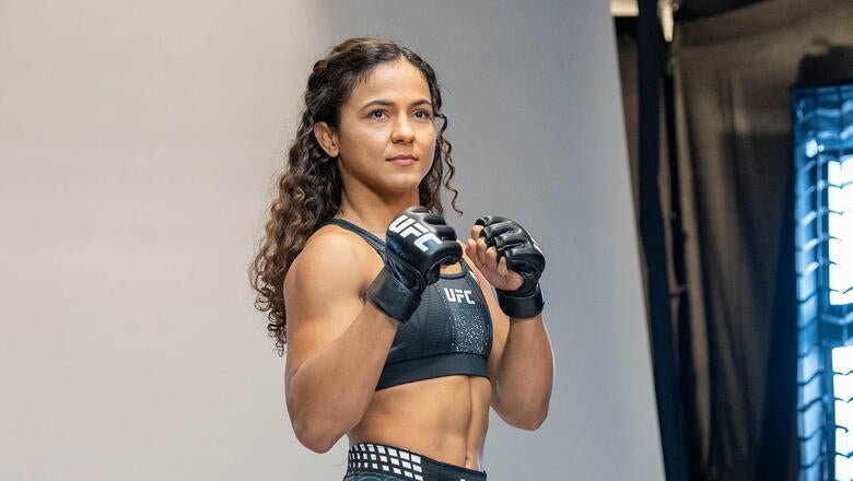 Natália Silva antes da disputa do cinturão peso-mosca no UFC 332